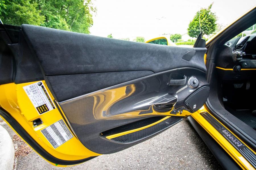 Детали интерьера Ferrari 488 Pista 2019 года  (фото 42 из 53)